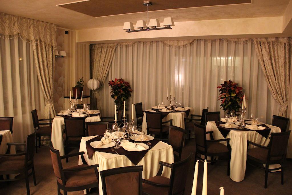 Enigma Pension Тиргу-Жіу Екстер'єр фото